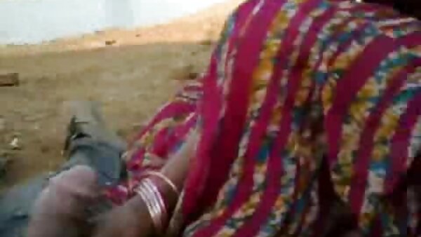 கவர்ச்சிகரமான இந்தியக் குழந்தை லைலா தொலைபேசியில் அழுக்காகப் பேசுகிறார்
