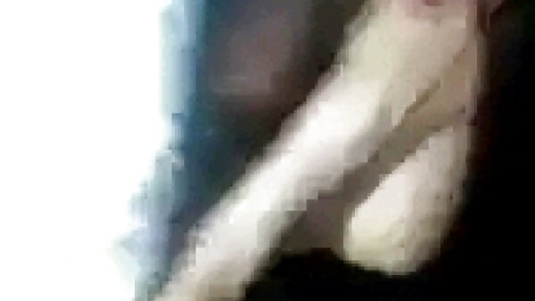 மார்பளவு பொன்னிற MILF மற்றும் அவரது கிங்கி காதலியின் அற்புதமான லெஸ்பியன் நிகழ்ச்சி